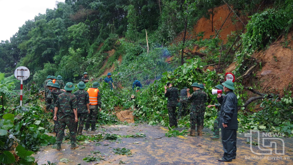 Bộ đội Lữ đoàn phòng không 210 hành quân dã ngoại, tham gia chống lụt bão tại địa bàn.