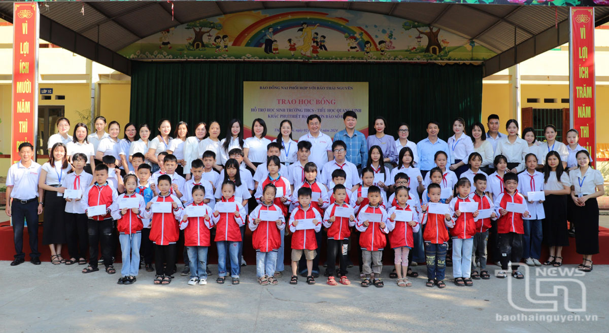Lãnh đạo Báo Đồng Nai và Báo Thái Nguyên trao quà cho học sinh Trường Tiểu học Quang Vinh.