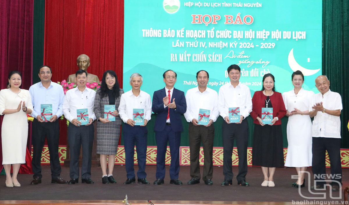 Ra mắt cuốn sách “Ai đem giăng sáng giãi trên đồi chè”