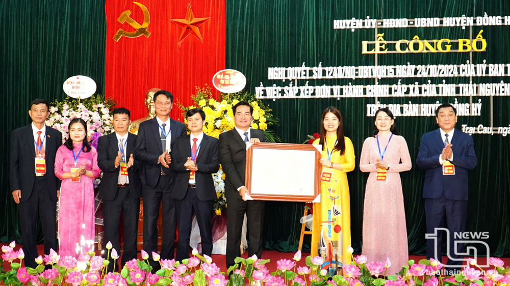 Đồng chí Phó Chủ tịch UBND tỉnh Lê Quang Tiến trao Nghị quyết số 1240/NQ-UBTVQH15 của Ủy ban Thường vụ Quốc hội cho lãnh đạo huyện Đồng Hỷ và thị trấn Trại Cau.