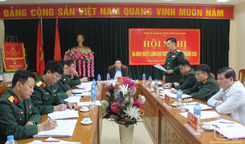 Đại tá Ân Trung Tuyến, Phó Chỉ huy trưởng, Tham mưu trưởng Bộ Chỉ huy Quân sự tỉnh, phát biểu tại Hội nghị.