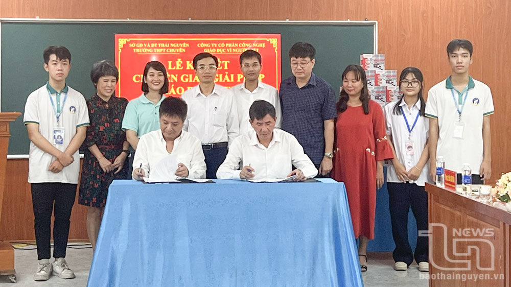 Lãnh đạo Công ty CP Công nghệ giáo dục Vì người Việt và Trường THPT Chuyên Thái Nguyên ký kết chuyển giao giải pháp giáo dục STEM.