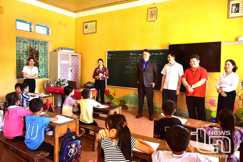 Thay vì phải học ghép như trước, hiện nay, Điểm trường có đầy đủ phòng học, phòng chức năng. 100% phòng học đã được trang bị ti vi, máy chiếu, lớp học trang trí đẹp mắt. Trong ảnh: Hội Chữ thập đỏ tỉnh phối hợp với Tổ chức Giáo dục và Đào tạo Apollo Việt Nam thăm và tặng thiết bị học tập cho điểm trường.