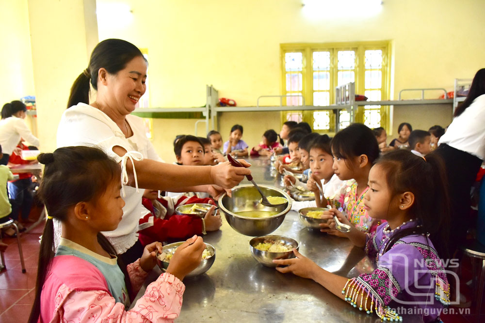 Từ năm học 2024-2025, 100% học sinh được học tập theo mô hình bán trú, đảm bảo ăn trưa, nghỉ trưa tại Điểm trường.