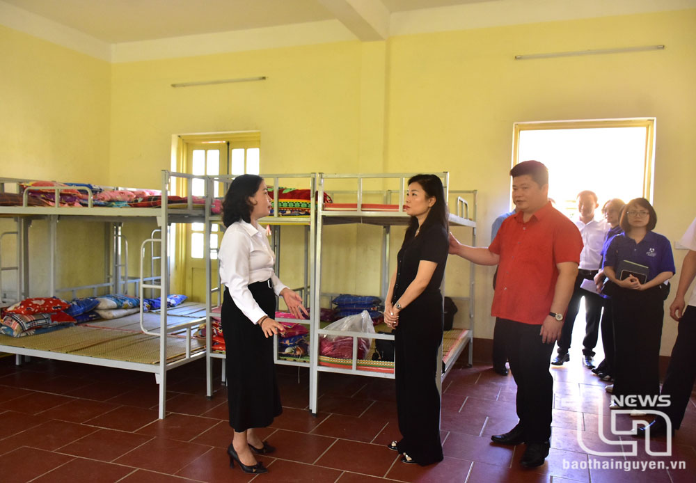 Ngoài nghỉ trưa tại lớp, học sinh được bố trí ngủ tại khu vực phòng ăn của Điểm trường.