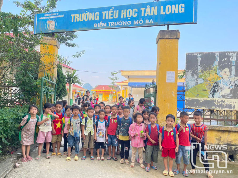 Điểm trường tiểu học Mỏ Ba hiện có 112 học sinh, chia thành 5 lớp (từ lớp 1 lớp 5), trên 95% là dân tộc thiểu số, trong đó phần lớn là dân tộc Mông.