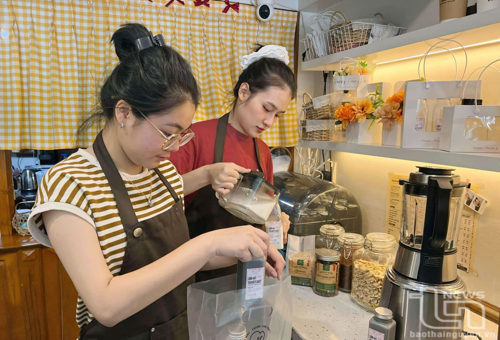 Nhân viên Cửa hàng thương hiệu Sữa hạt nguyên chất Emmi - Fresh & Tasty trên đường Việt Bắc đóng gói đơn hàng.