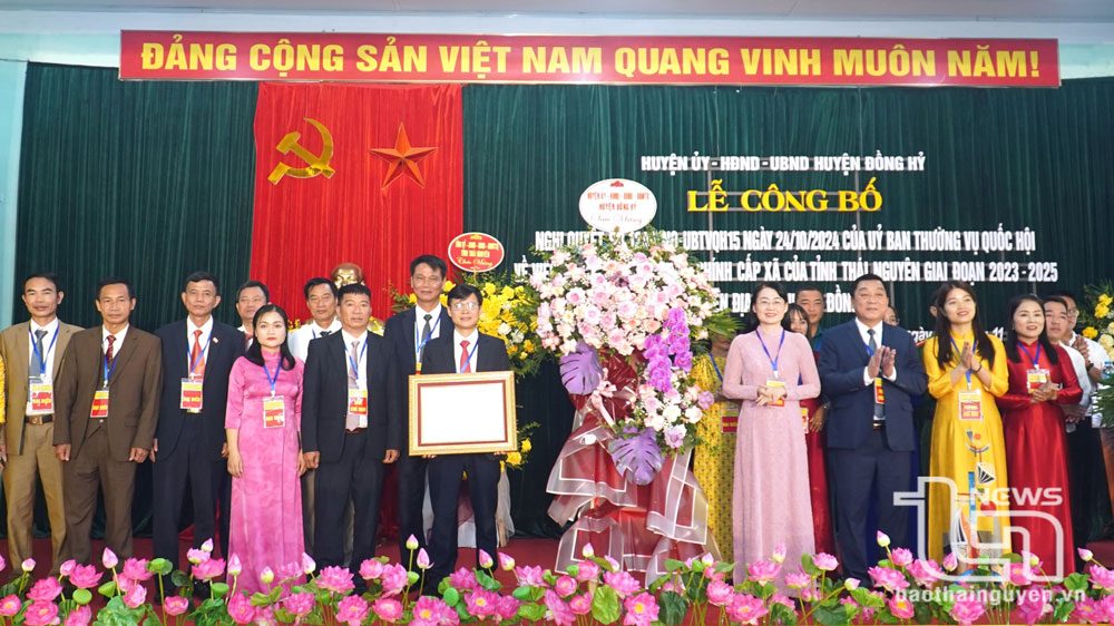 Các đại biểu huyện Đồng Hỷ tặng hoa chúc mừng tại buổi Lễ.