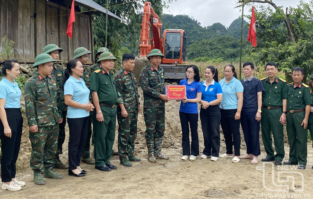 Đại diện một số đoàn thể động viên lực lượng Quân đội hỗ trợ người dân xã Văn Lăng làm đường, sửa chữa nhà.