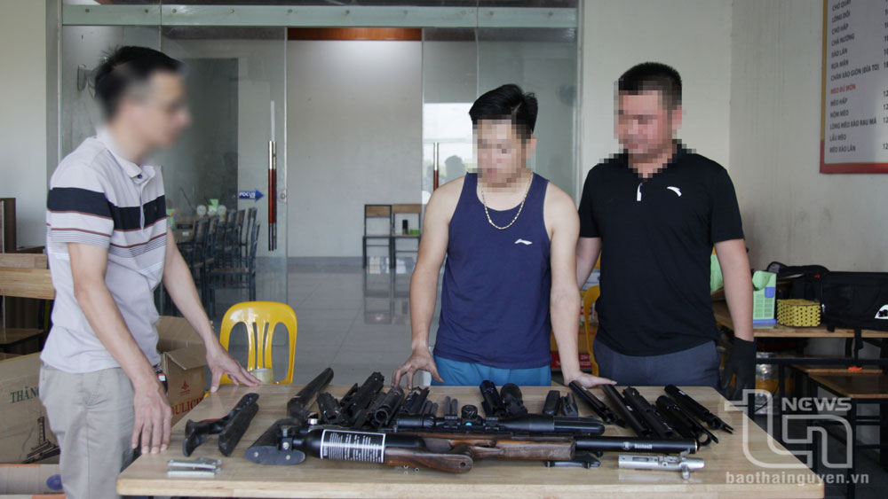 N.T.H (đứng giữa) cùng với một số linh kiện dùng để lắp ráp, chế tạo súng săn trái phép.
