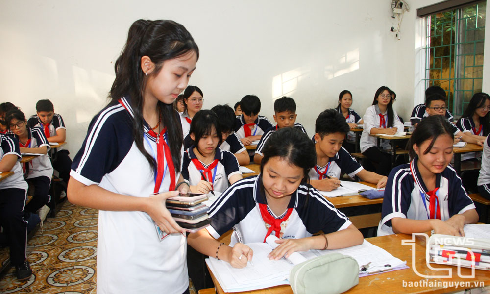 Một số lớp của Trường THCS Nguyễn Du (TP. Thái Nguyên) thực hiện việc thu điện thoại của học sinh đầu giờ học và đến hết buổi học mới trả lại.