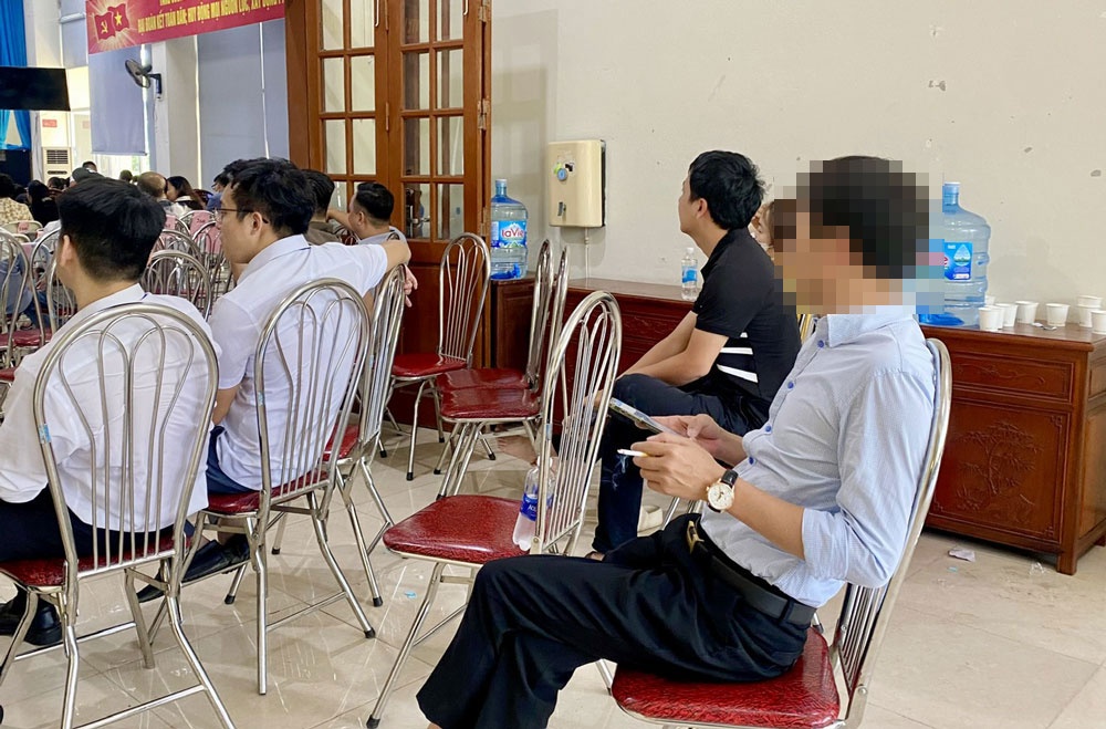 Hút thuốc lá nơi đông người là hành vi thiếu văn minh.