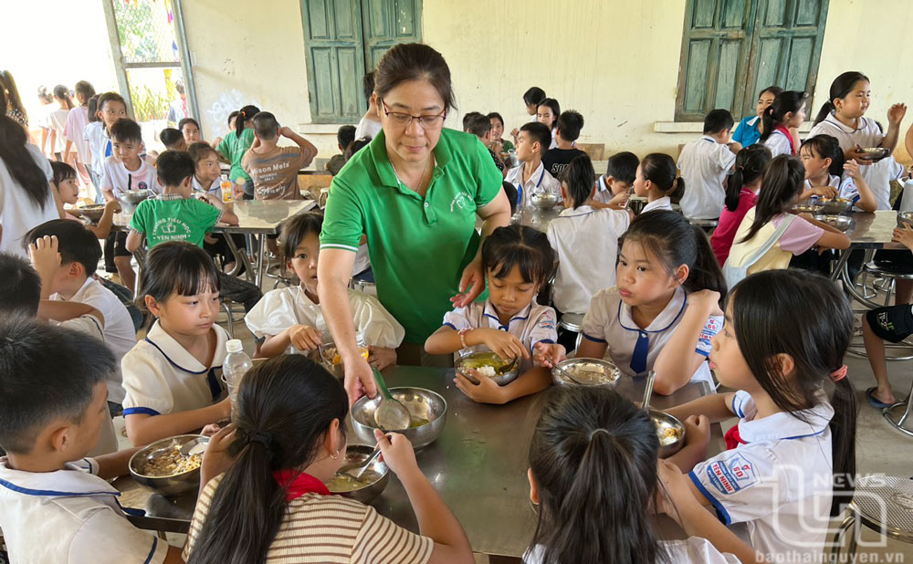 Bữa ăn bán trú của học sinh tại Trường Tiểu học Yên Ninh (Phú Lương) luôn đảm bảo vệ sinh an toàn thực phẩm và đủ dinh dưỡng.