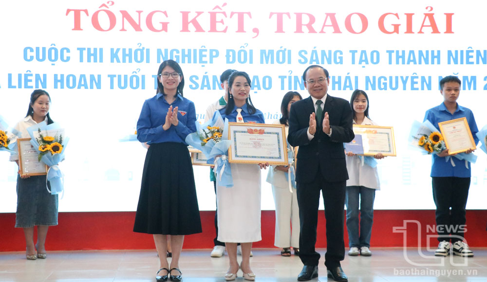Ban tổ chức trao giải Nhất cho ý tưởng Cao ống Vigna của nhóm tác giả Trường THCS Nha Trang (TP Thái Nguyên).