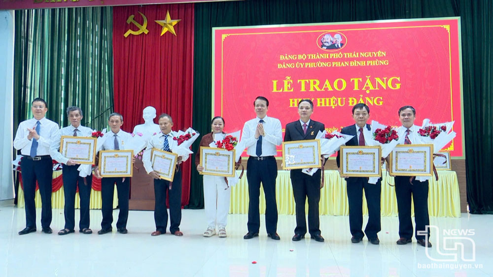 Trên 4.700 đảng viên được trao tặng, truy tặng Huy hiệu Đảng