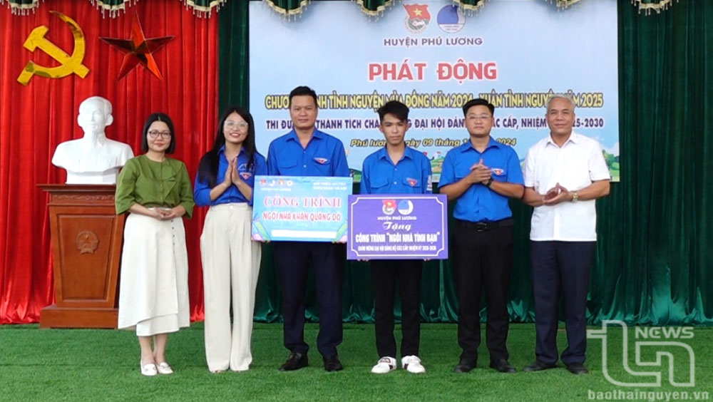 Đại diện Huyện đoàn Phú Lương trao biển hỗ trợ xây dựng Ngôi nhà khăn quàng đỏ và Ngôi nhà tình bạn cho học sinh trên địa bàn.