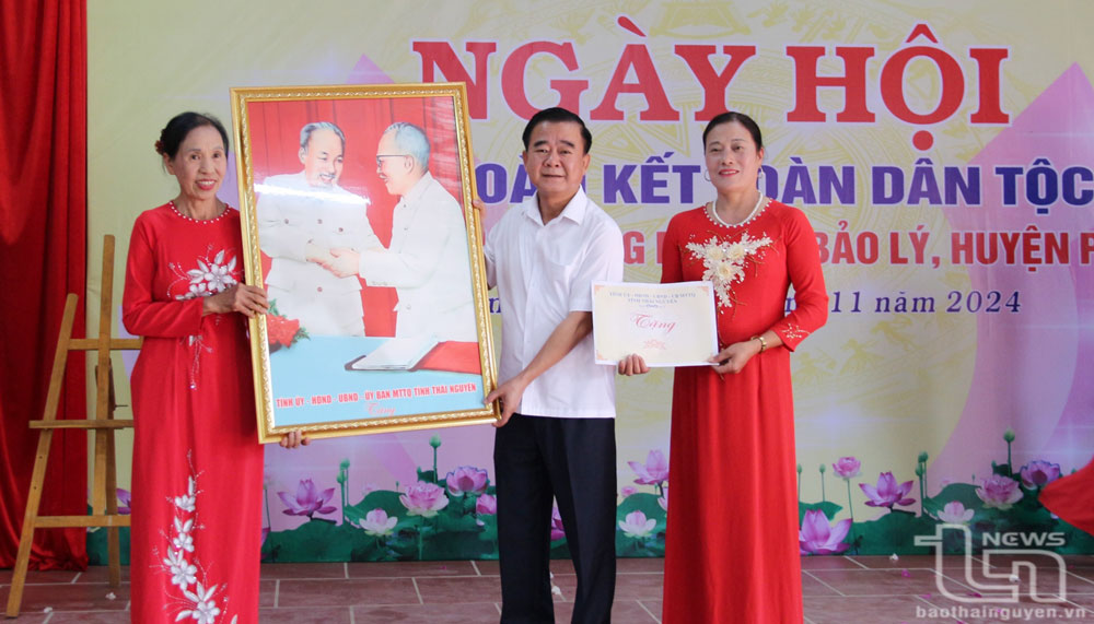 Lãnh đạo tỉnh dự Ngày hội Đại đoàn kết tại Phú Bình