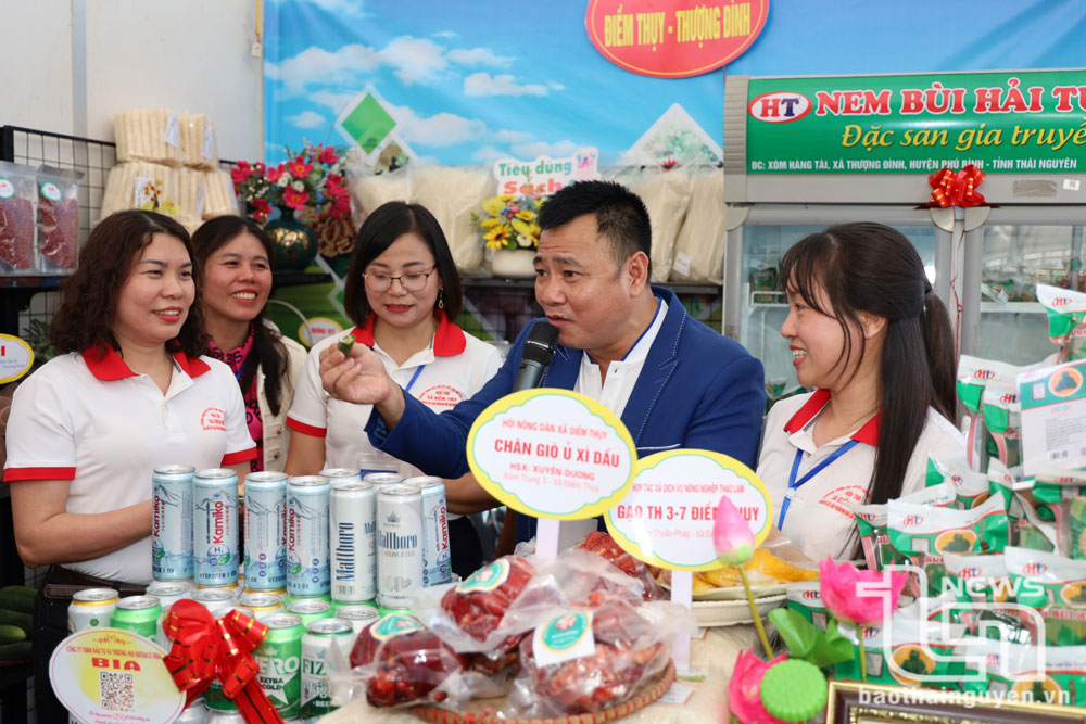 Nghệ sĩ Tự Long quảng bá sản phẩm chủ lực của huyện Phú Bình.