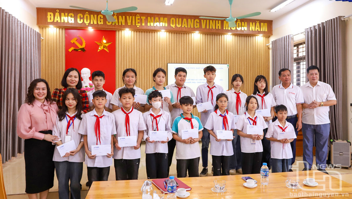 Lãnh đạo Báo Đồng Nai và Báo Thái Nguyên trao quà cho học sinh Trường Tiểu học và Trường THCS Túc Duyên.