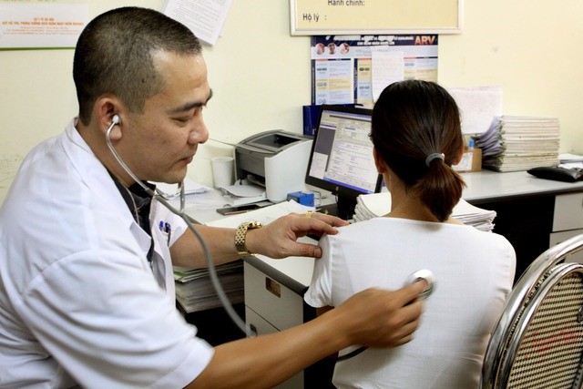 Thăm khám điều trị HIV cho bệnh nhân - Ảnh: VGP/Thùy Chi