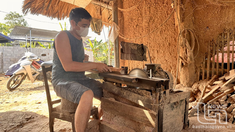 Gia đình ông Quán Văn Bảy, xóm Cạm Phước, xã Kim Phượng (Định Hoá) vay vốn Ngân hàng Nông nghiệp và PTNT Chi nhánh huyện Định Hoá để đầu tư xưởng sản xuất đũa cọ.