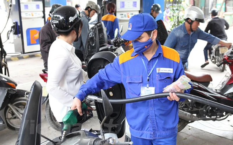 Tiếp tục giảm thêm mỗi lít 100 đồng, xăng E5RON92 về sát mức 19.300 đồng/lít