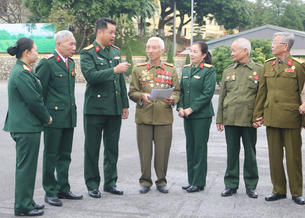 Tặng xe lăn cho 50 thương binh và nạn nhân chất độc da cam
