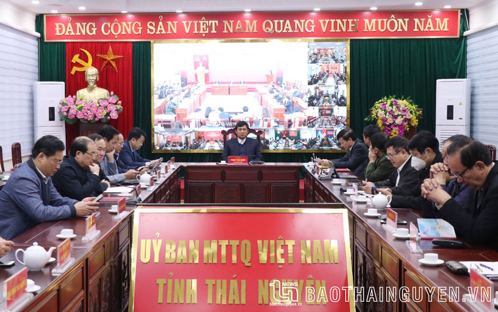 Tại điểm cầu Thái Nguyên có sự tham dự của các đồng chí: Phạm Thái Hanh, Ủy viên Ban Thường vụ Tỉnh ủy, Chủ tịch Ủy ban MTTQ tỉnh; Nguyễn Thanh Bình, Phó Chủ tịch UBND tỉnh; đại diện lãnh đạo các Ban xây dựng Đảng, đoàn thể chính trị - xã hội…