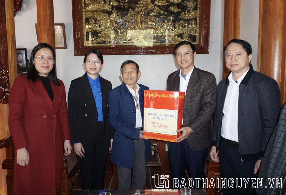Thăm và tặng quà các gia đình liệt sĩ Thanh niên xung phong Đại đội 915