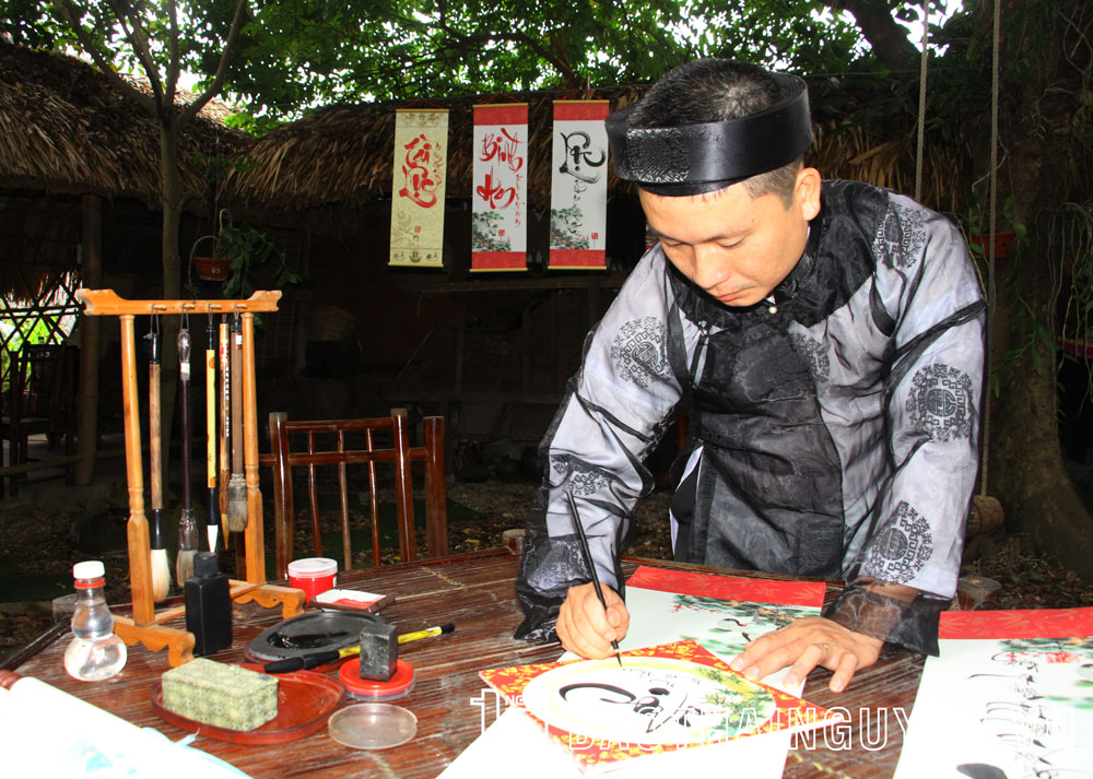 Thầy giáo trẻ đam mê thư pháp Việt