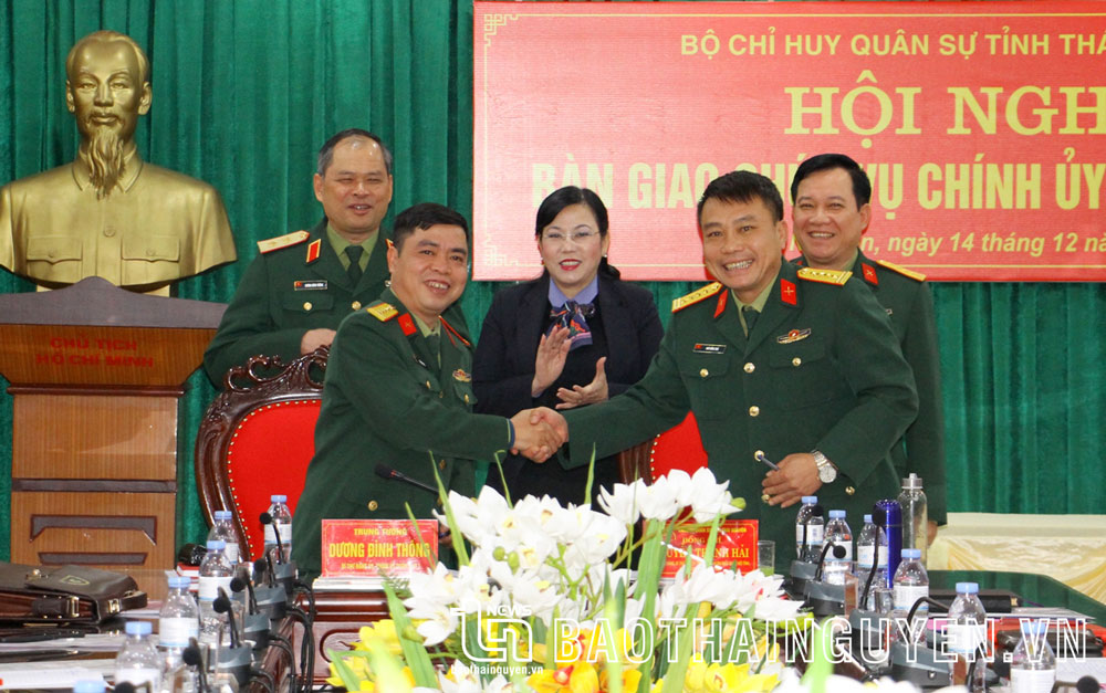 Đồng chí Ngô Hồng Thái và Ma Công Học ký bàn giao chức vụ Chính ủy Bộ CHQS tỉnh trước sự chứng kiến của lãnh đạo Quân khu 1 và tỉnh Thái Nguyên.