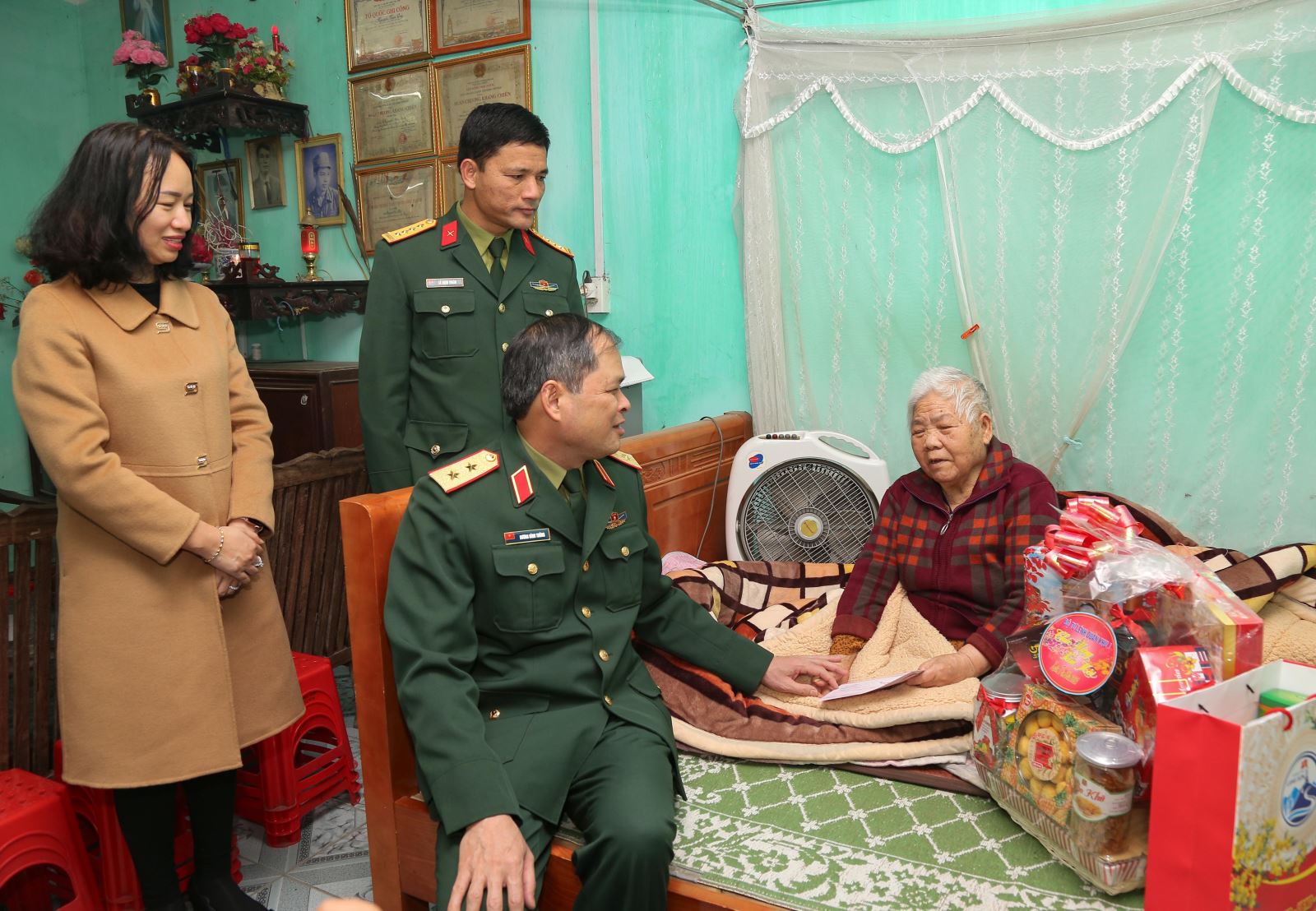 Trung tướng Dương Đình Thông động viên, tặng quà người có công. Ảnh TL