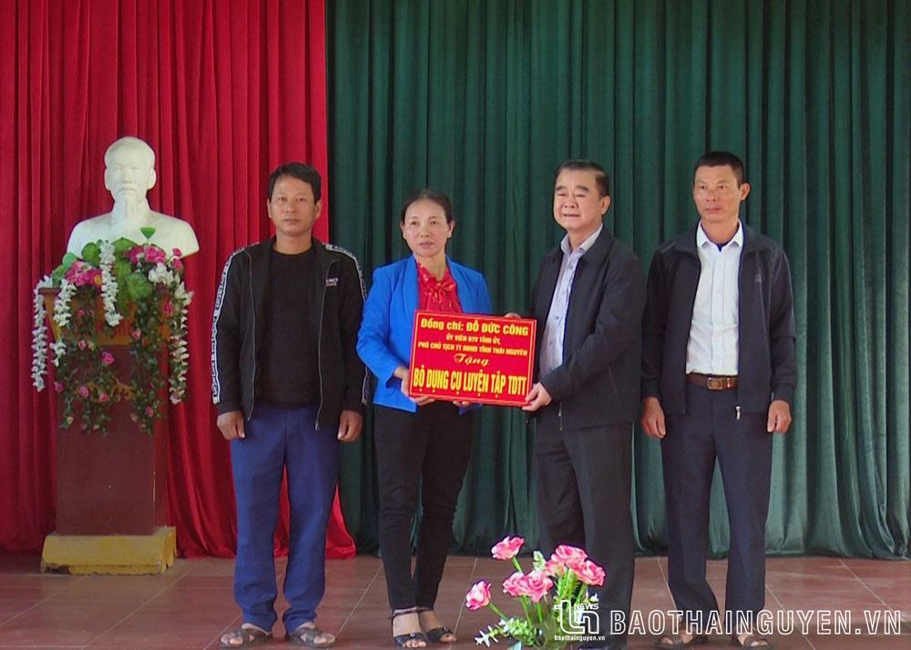 Nhân dịp này, Đồng chí Phó chủ tịch Thường trực HĐND tỉnh trao tặng xóm bộ dụng cụ luyện tập thể dục, thể thao ngoài trời.