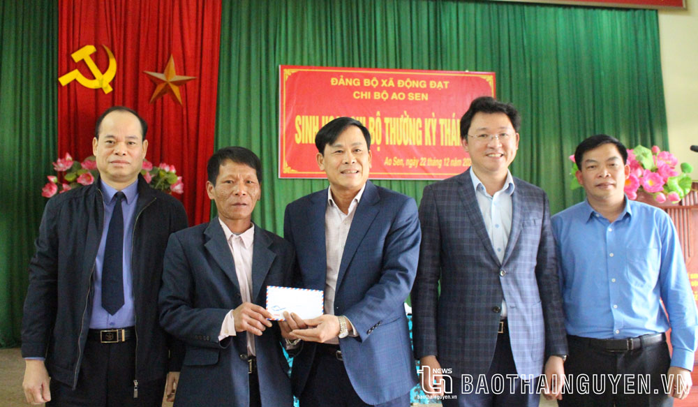 Các đồng chí lãnh đạo tặng quà cho Chi bộ Ao Sen.