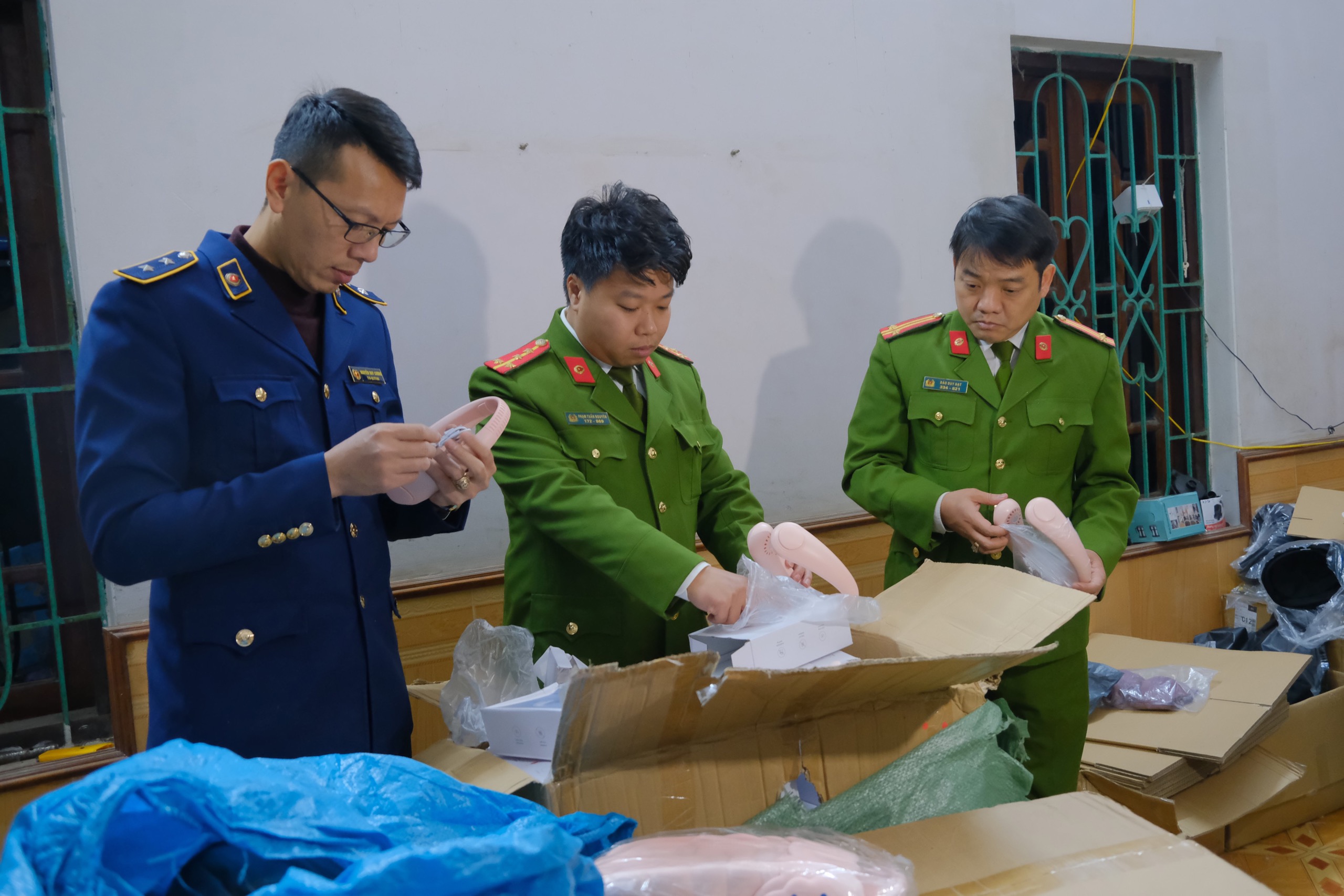 Phát hiện, thu giữ lượng lớn hàng hoá không rõ nguồn gốc, nhập lậu