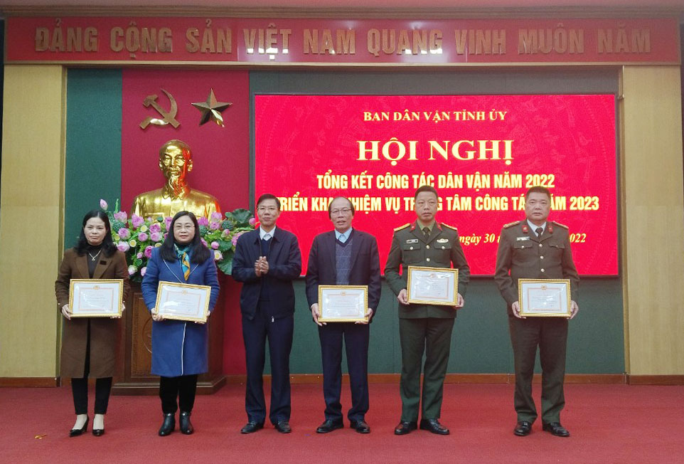 Công tác dân vận phải gắn với thực hiện nhiệm vụ chính trị
