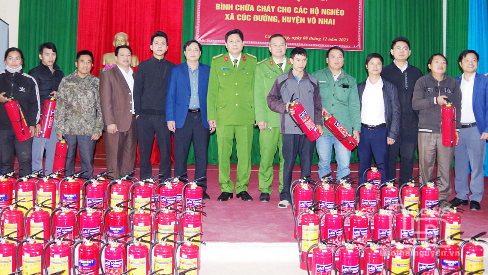 Lãnh đạo Công an tỉnh và huyện Võ Nhai trao tặng bình chữa cháy cho các hộ nghèo ở xã Cúc Đường.