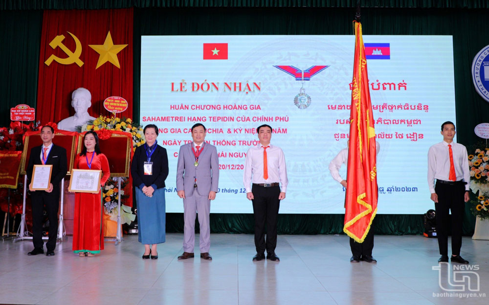 Bà Chea Kimtha (thứ 3 từ bên trái), Đại sứ đặc mệnh toàn quyền Vương quốc Campuchia tại Việt Nam, trao Huân chương Hoàng gia Sahametrei hạng Tepidin của Chính phủ Hoàng gia Campuchia cho Nhà trường.
