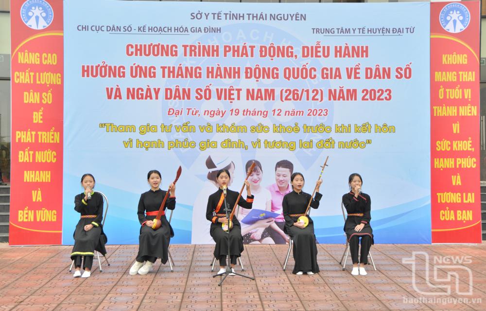 Một tiết mục văn nghệ của học sinh Trường Phổ thông Dân tộc nội trú THCS Đại Từ tại Chương trình.