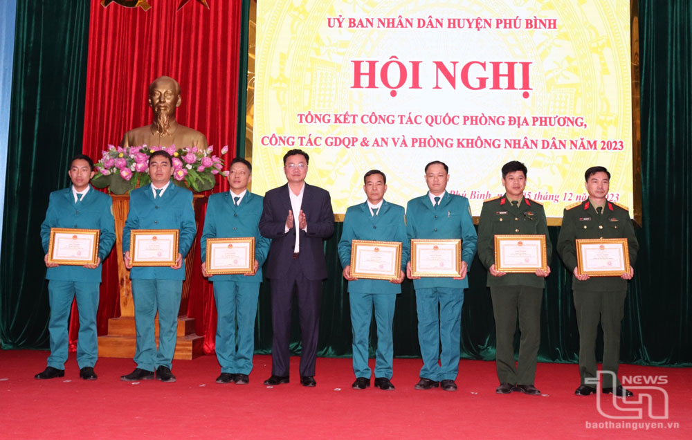 Khen thưởng nhiều tập thể, cá nhân trong công tác quốc phòng địa phương
