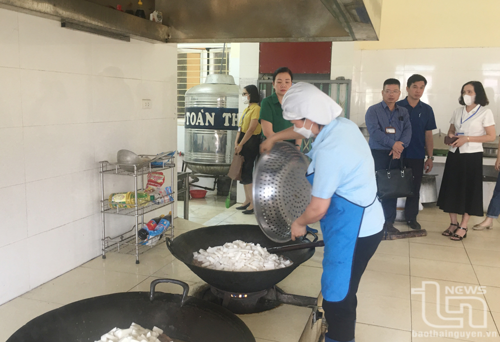 Xử lý 325 đơn vị vi phạm về an toàn thực phẩm