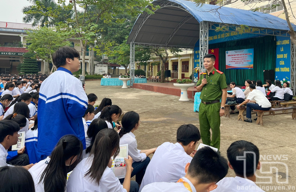 Tổ chức cho học sinh ký cam kết không hút thuốc lá