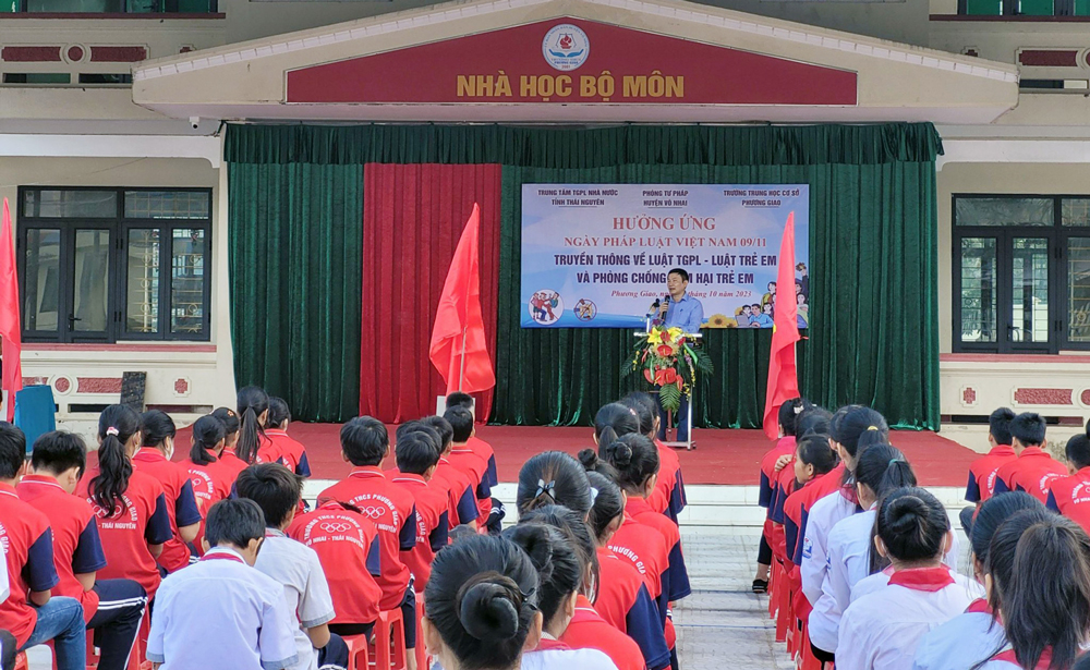 Trung tâm Trợ giúp pháp lý nhà nước tỉnh phối hợp với chính quyền địa phương tổ chức truyền thông về Luật Trợ giúp pháp lý, Luật Trẻ em và phòng chống xâm hại trẻ em tại Trường THCS Phương Giao (Võ Nhai). 