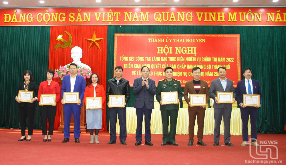 Ông Phạm Thái Sơn, Bí thư Đảng ủy, Giám đốc Công ty cổ phần CNT Group (ngoài cùng bên phải) đại diện Công ty nhận Giấy khen của Thành ủy TP. Thái Nguyên.