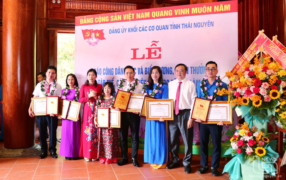 Đảng ủy Khối các cơ quan tỉnh khen thưởng các cá nhân tiêu biểu học và làm theo Bác tại Khu di tích Quốc gia đặc biệt Kim Liên (huyện Nam Đàn, Nghệ An), trong hành trình về nguồn 11/5/2023.
