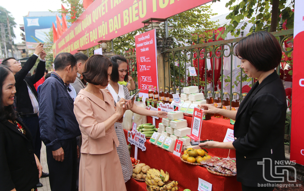 Người dân thanh toán bằng phương thức quét mã QR tại buổi ra mắt tuyến phố văn minh đô thị, không dùng tiền mặt trên địa bàn thị trấn Đu (Phú Lương). Ảnh: T.L