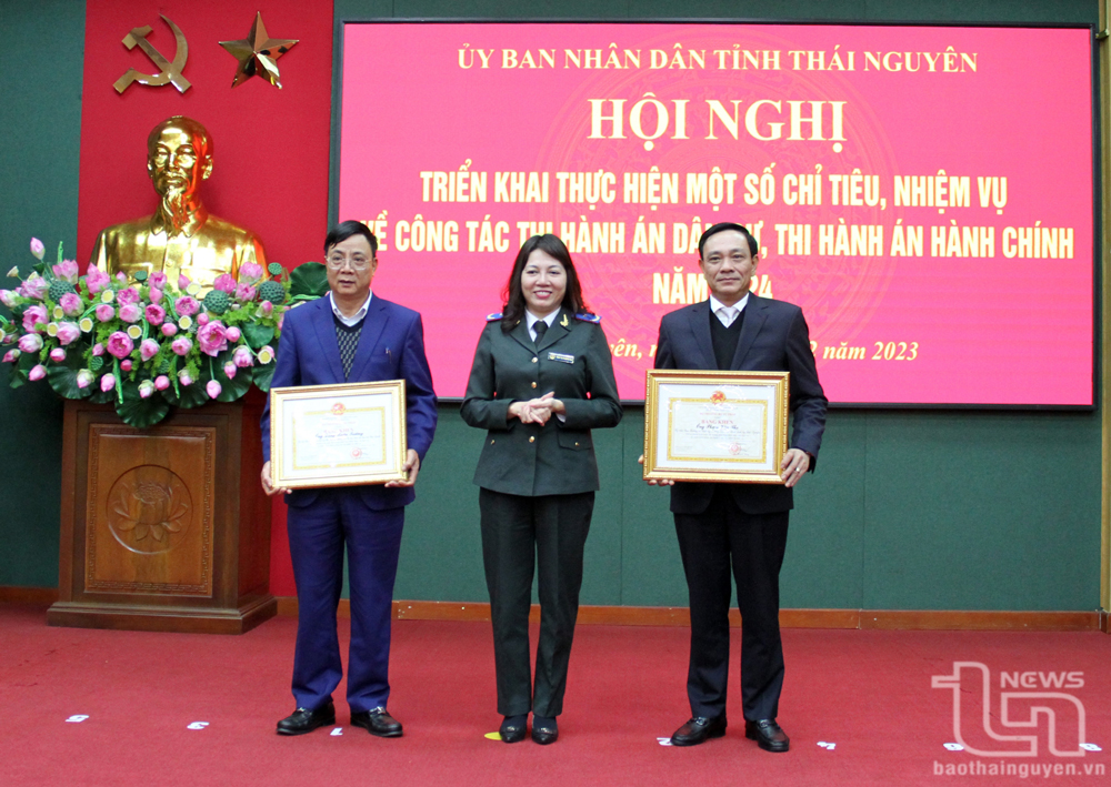 Đồng chí Trần Thị Phương Hoa, Phó Tổng Cục trưởng Tổng cục Thi hành án dân sự, trao Bằng khen của Bộ trưởng Bộ Tư pháp cho các cá nhân.
