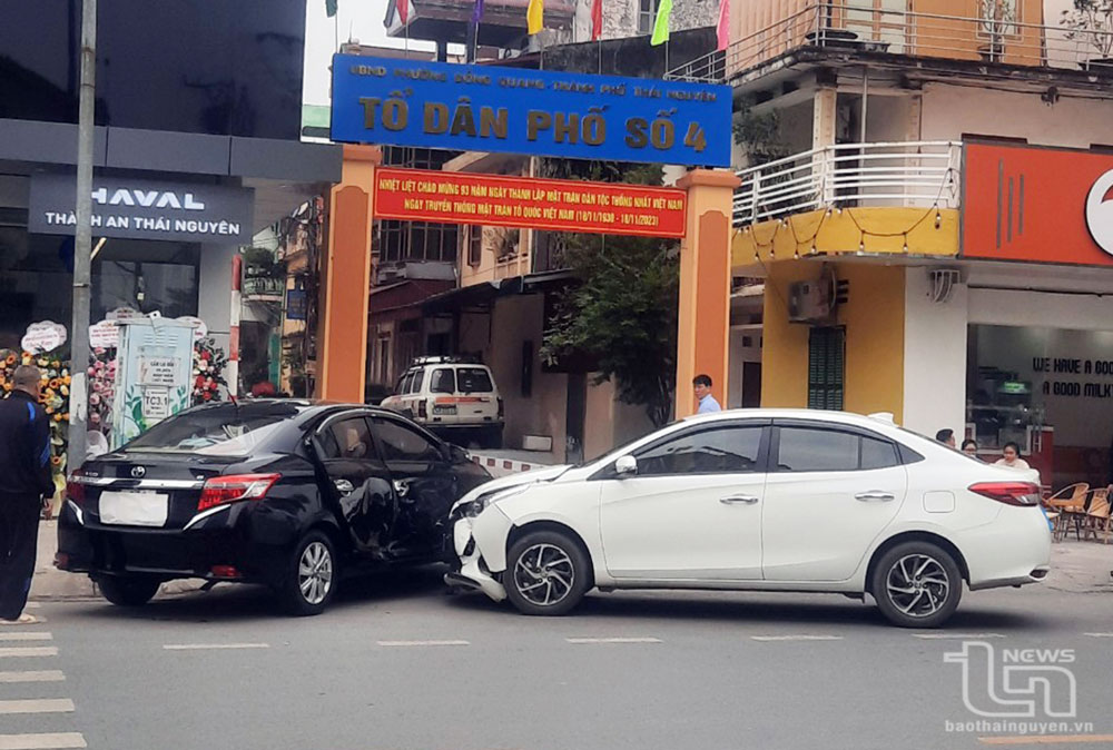 Tình huống va chạm giao thông do thiếu quan sát, không giảm tốc độ khi lái xe qua điểm giao cắt trên đường Lương Ngọc Quyến (TP. Thái Nguyên).