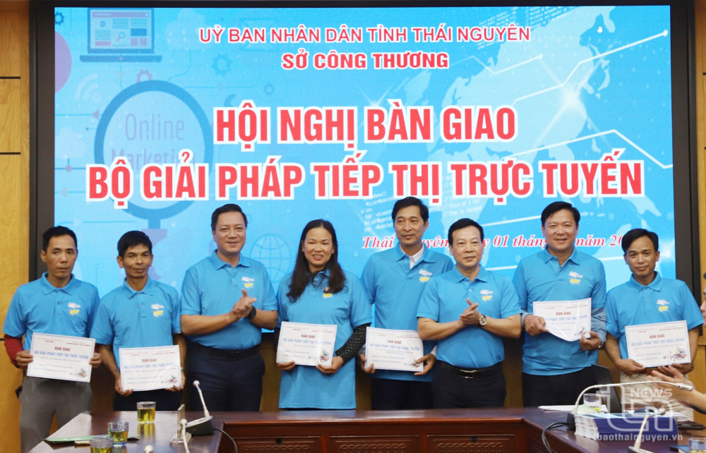 Đại diện các doanh nghiệp, hợp tác xã nhận bàn giao Website thương mại điện tử.
