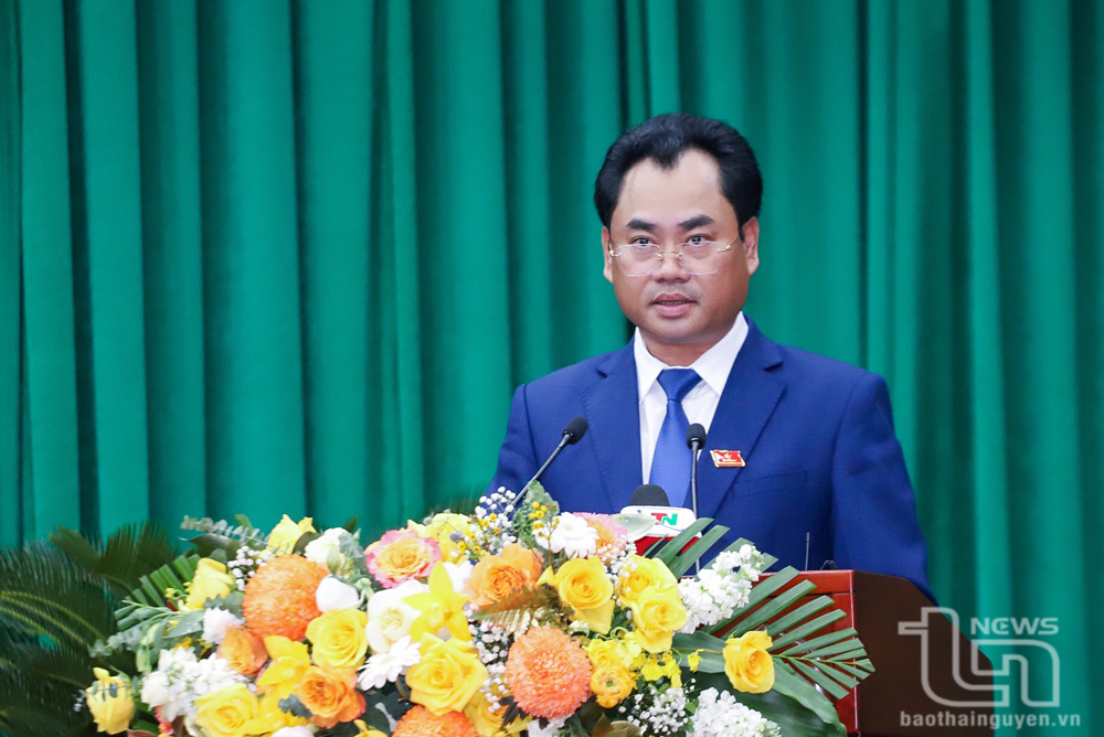 Đồng chí Chủ tịch UBND tỉnh Trịnh Việt Hùng phát biểu tại Kỳ họp HĐND tỉnh.
